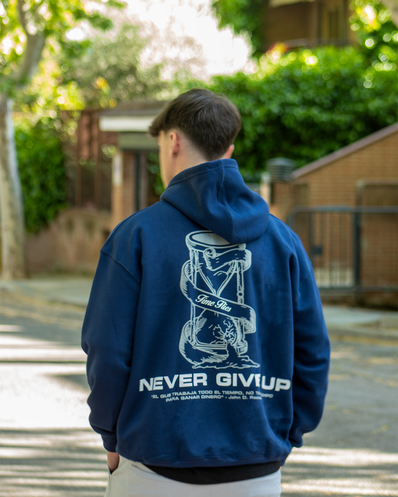 "NEVER GIVE UP" HOODIE (CARVY X MENTEESTOICA)