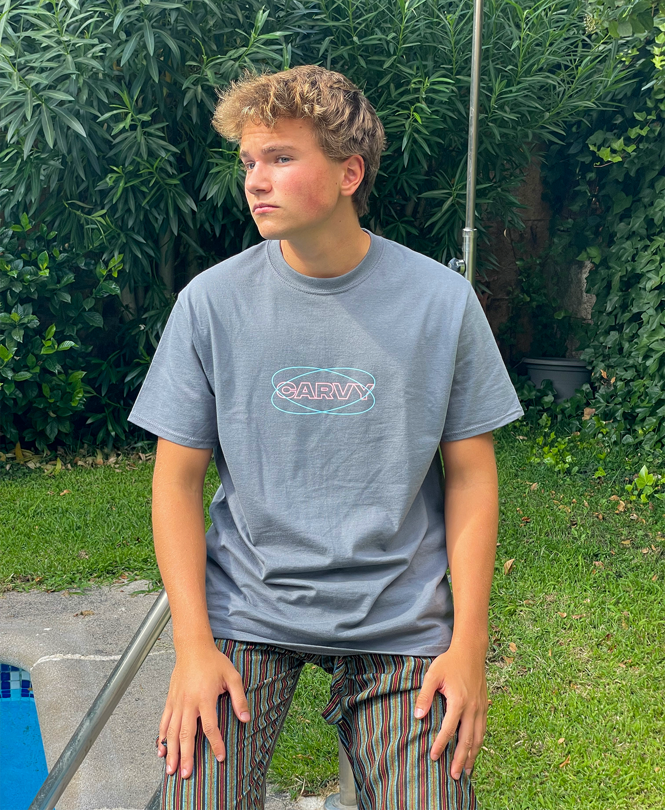 SHADOW GREY BASIC TEE